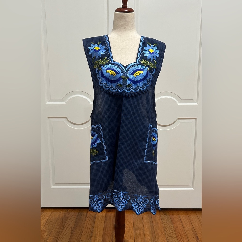 One of a Kind Traditional Oaxaca Apron  with pockets and flower Embroidery.Large